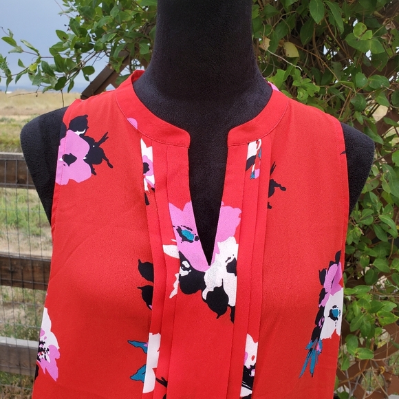 41 Hawthorn Breyson Pleat Detail Women's Blouse | Tropical Floral Red | Medium - Picture 6 of 15